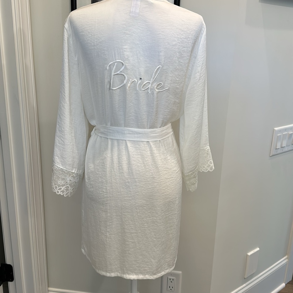 NWOT- Secret Treasures White Bride’s Back Embroidered Robe. Size S